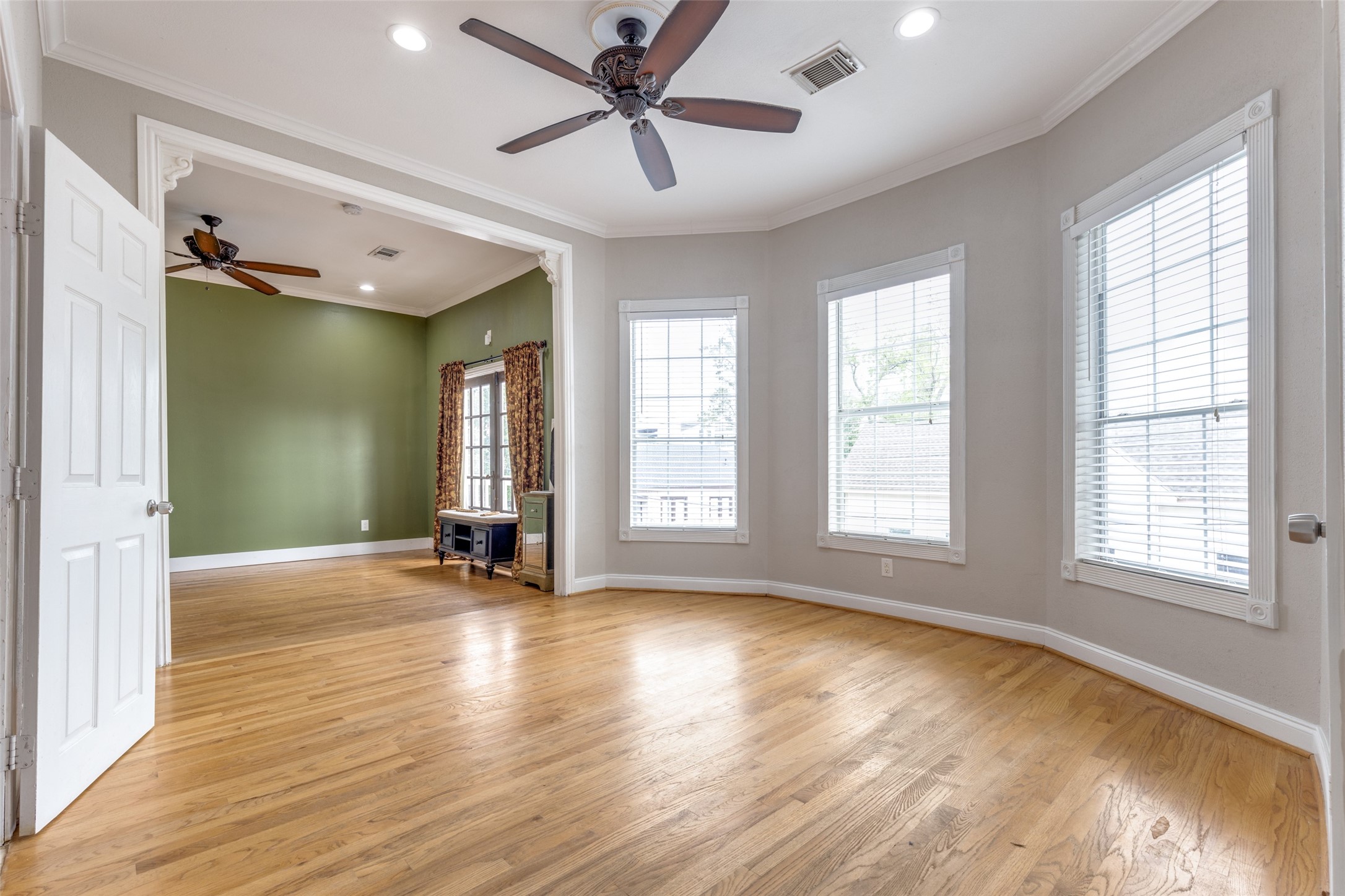 1220 Bingham Street Houston, TX 77007 - Photo 13 of 29 The primary bedroom-upstairs with extra room space.