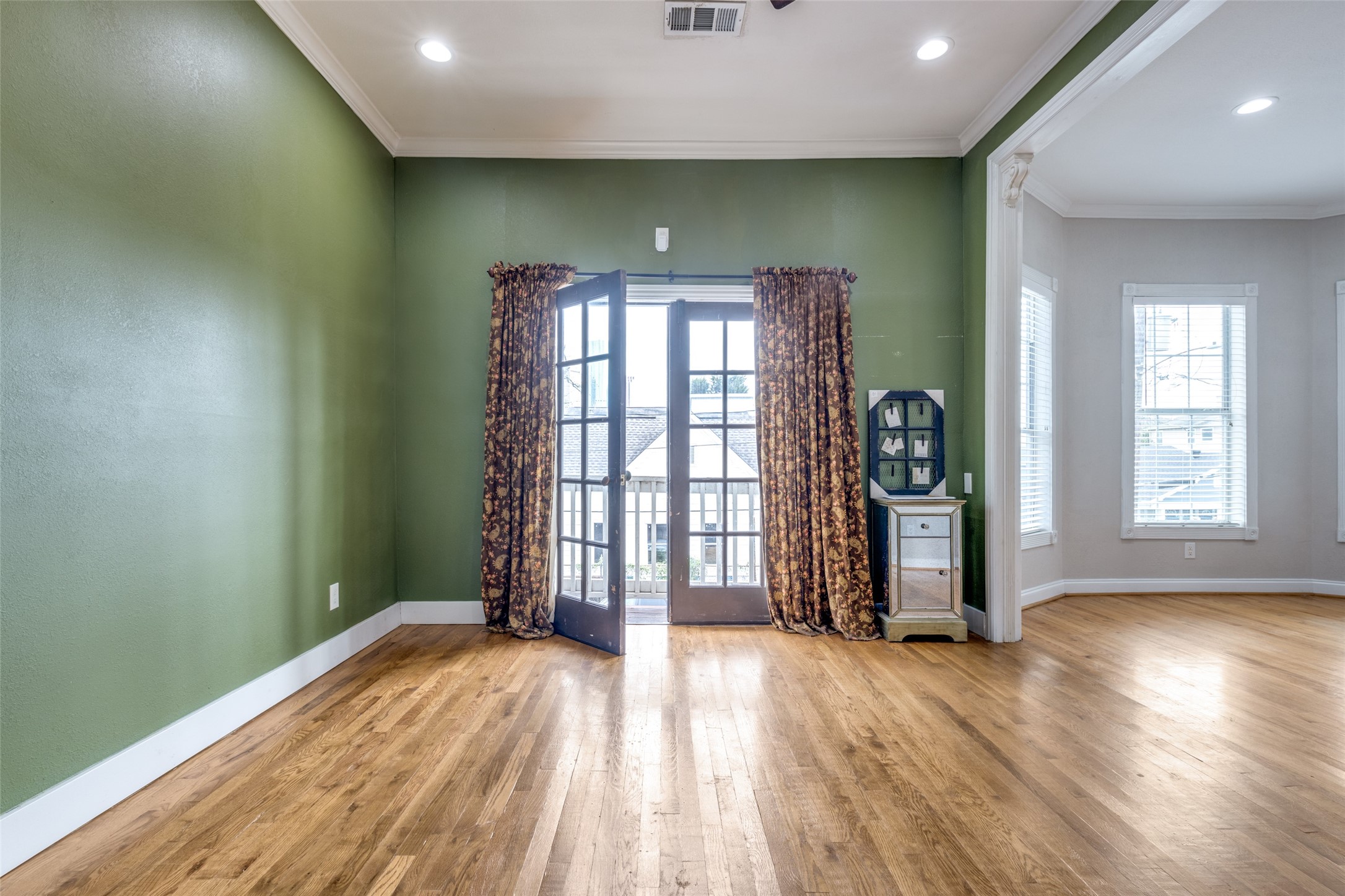 1220 Bingham Street Houston, TX 77007 - Photo 14 of 29 The primary bedroom with a small balcony.