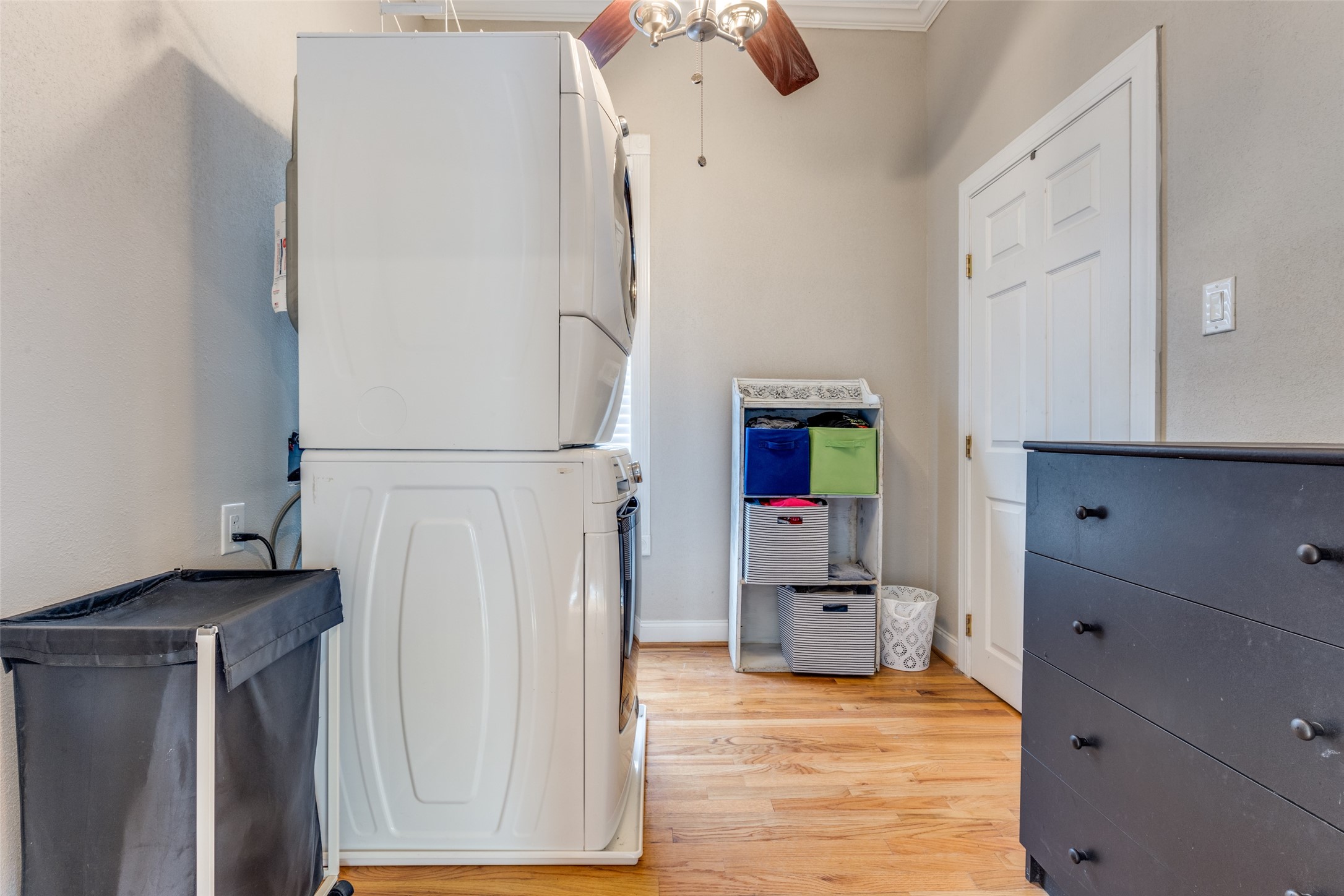 1220 Bingham Street Houston, TX 77007 - Photo 17 of 29 Laundry room-upstairs
