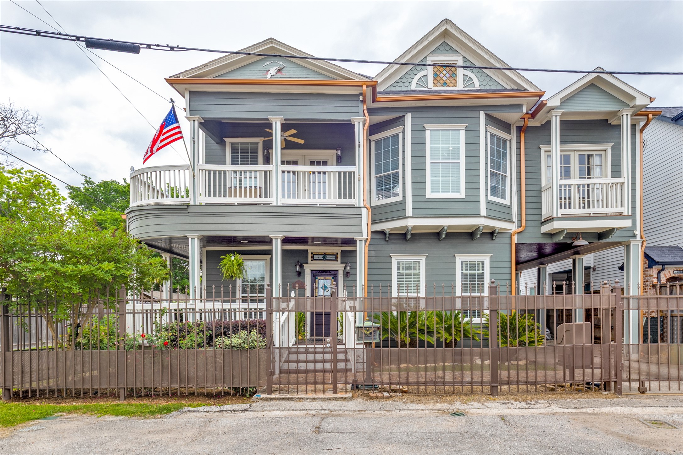 1220 Bingham Street Houston, TX 77007 - Photo 2 of 29 Front view of the home. Look at this beautiful home. The addition is the carport and above to the second floor.