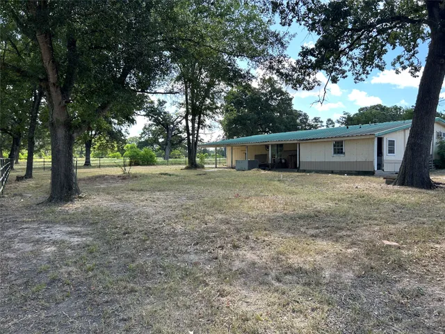 a view of a house with a backyard
