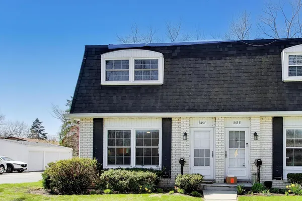 $290,000 | 845 Country Club Drive, Unit F, Libertyville, IL 60048