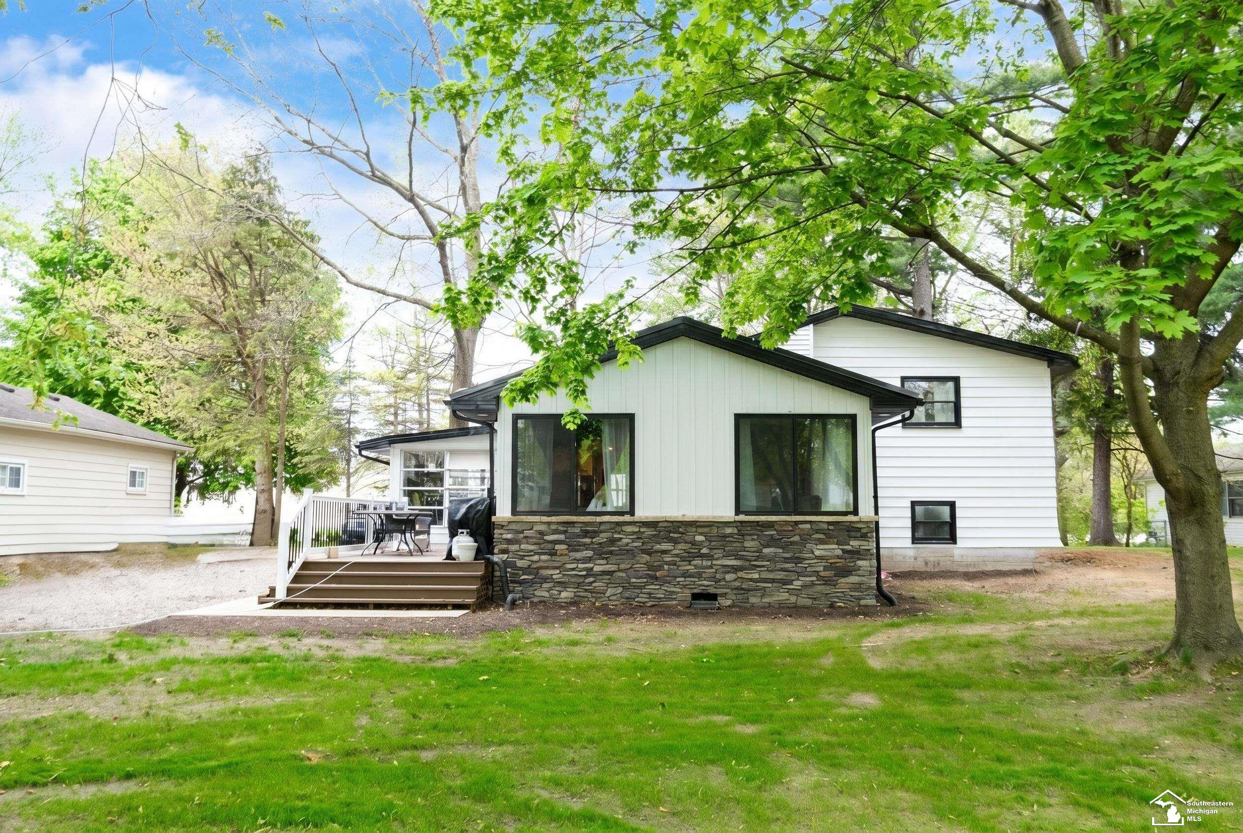 7252 Douglas Road Lambertville, MI 48144 - Photo 4 of 26