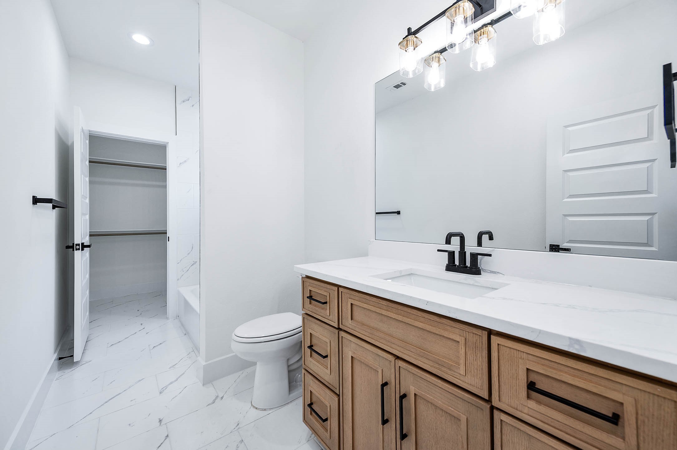 3201 St Emanuel Street, Unit A Houston, TX 77004 - Photo 8 of 37 First Floor En-Suite Bathroom