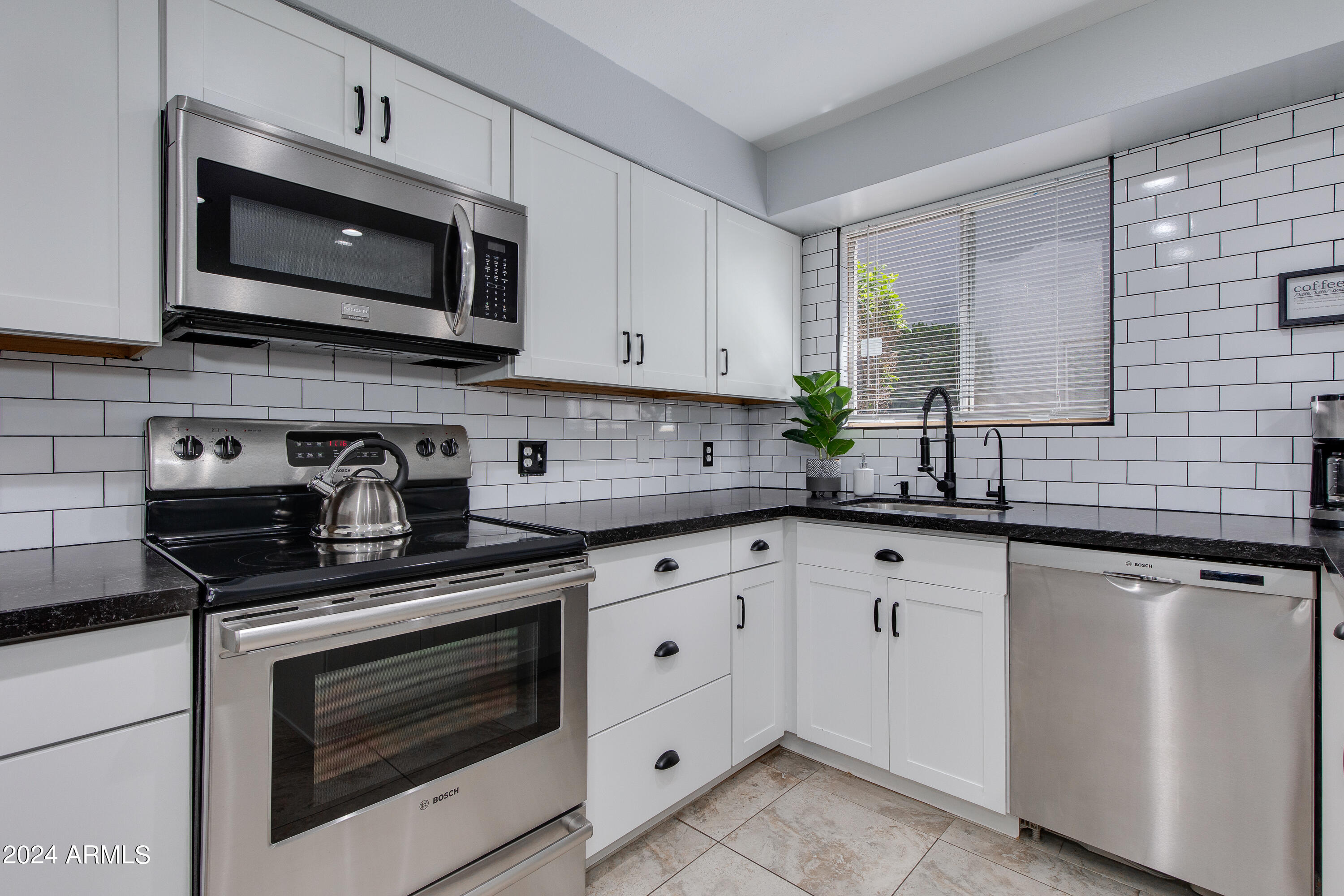 4131 East Camelback Road, Unit 40 Phoenix, AZ 85018 - Photo 12 of 27 23-Calle Redonda