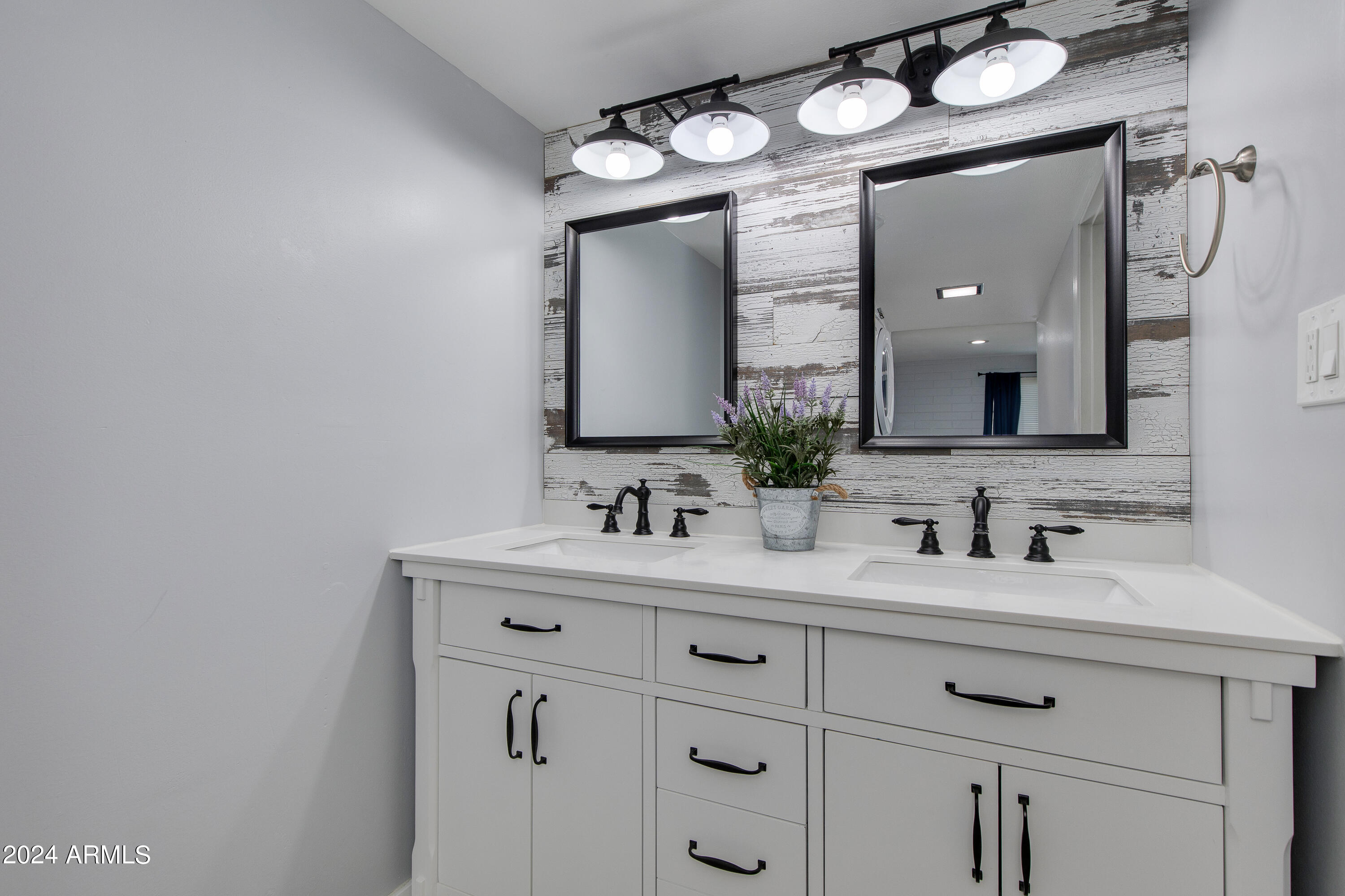 4131 East Camelback Road, Unit 40 Phoenix, AZ 85018 - Photo 15 of 27 30-Calle Redonda