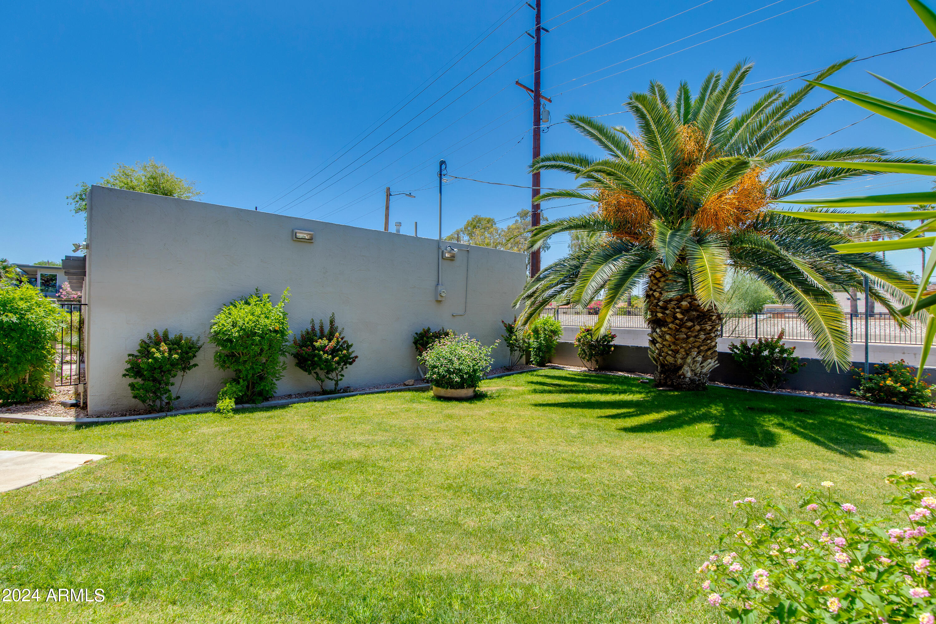 4131 East Camelback Road, Unit 40 Phoenix, AZ 85018 - Photo 3 of 27 07-Calle Redonda