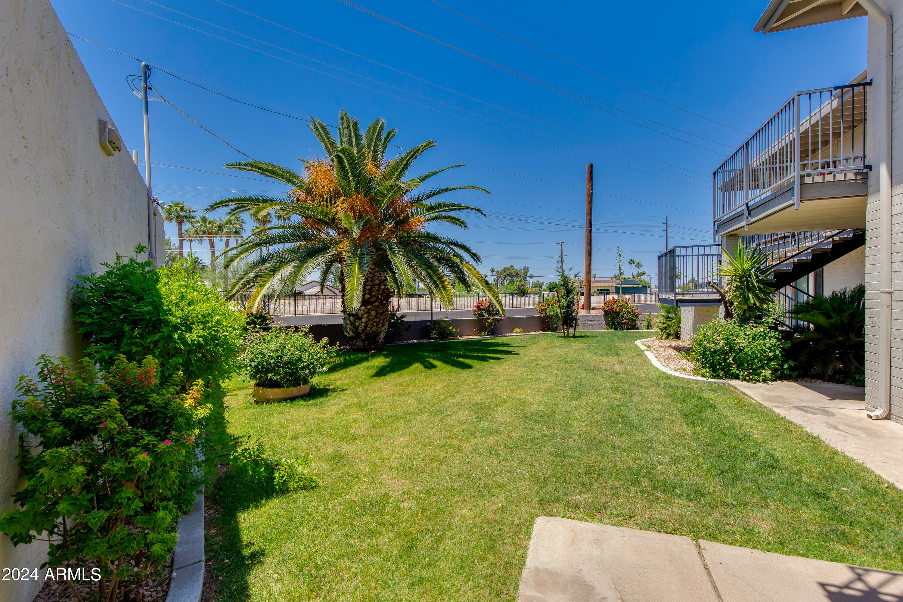 4131 East Camelback Road, Unit 40 Phoenix, AZ 85018 - Photo 4 of 27 08-Calle Redonda