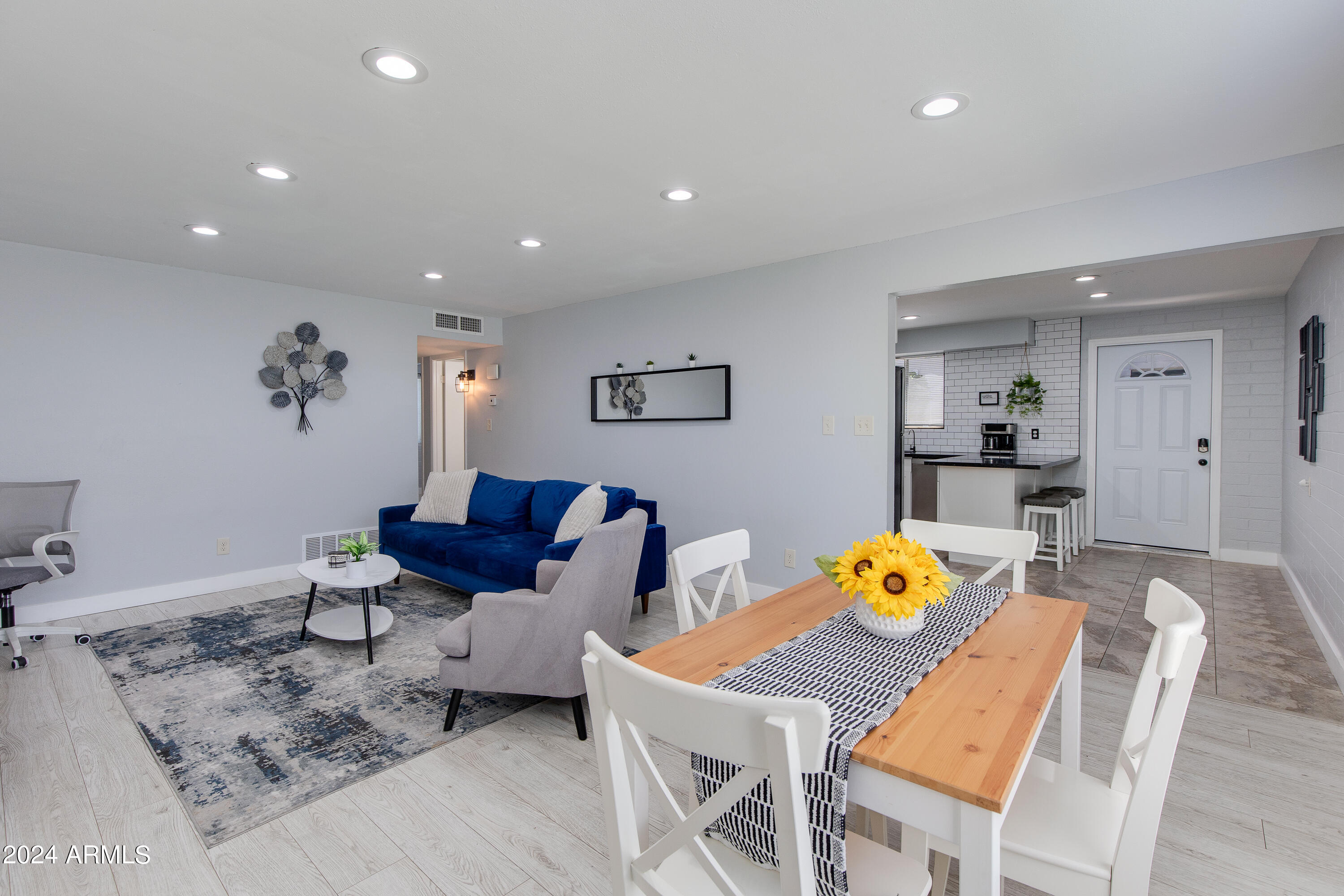 4131 East Camelback Road, Unit 40 Phoenix, AZ 85018 - Photo 7 of 27 16-Calle Redonda