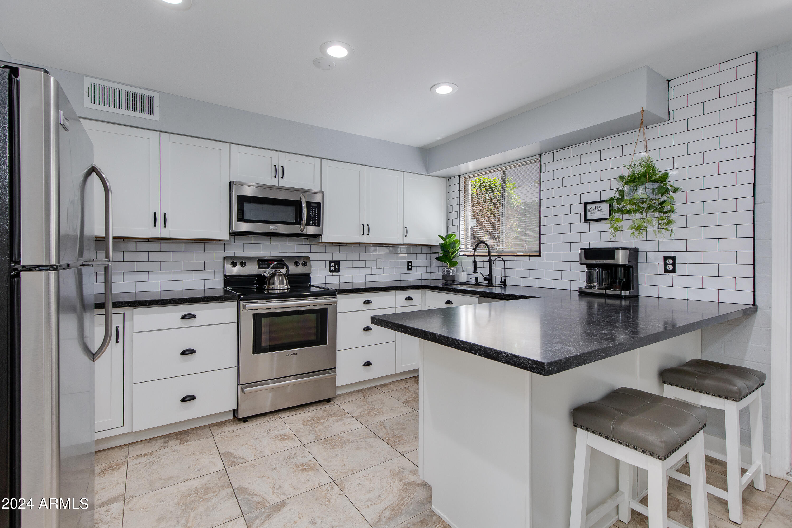 4131 East Camelback Road, Unit 40 Phoenix, AZ 85018 - Photo 9 of 27 19-Calle Redonda
