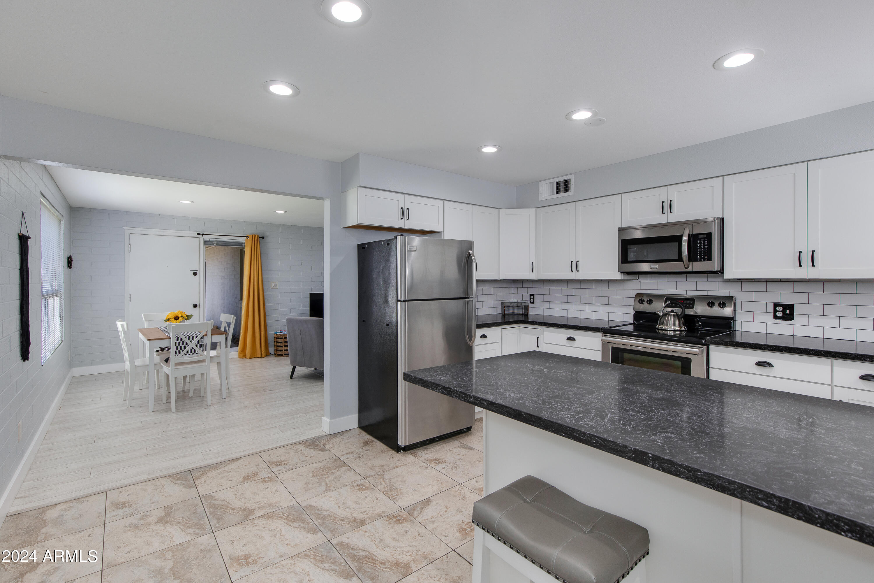 4131 East Camelback Road, Unit 40 Phoenix, AZ 85018 - Photo 10 of 27 20-Calle Redonda