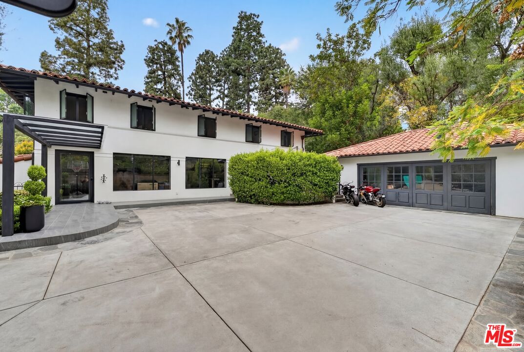 760 South San Rafael Avenue Pasadena, CA 91105 - Photo 42 of 45 a front view of a house with garden
