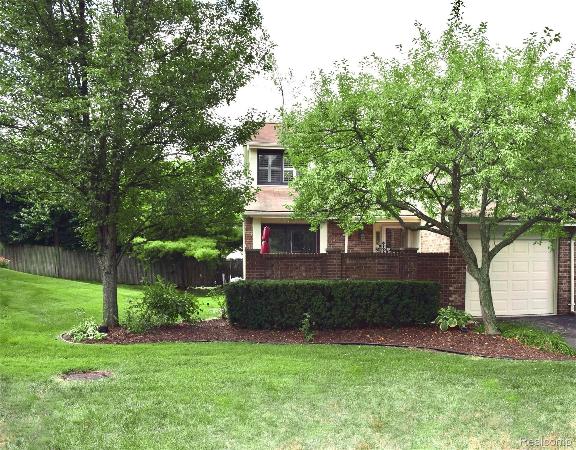 2893 Meadowbrook Drive Rochester, MI 48309 - Photo 2 of 36 EEF15D5C-5DD8-4D02-802A-8BF5E74B7B1C.jpg