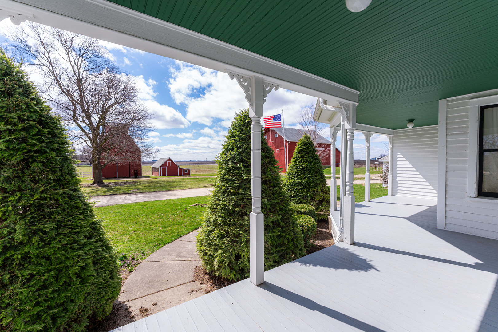 23659 Malta Road Malta, IL 60150 - Photo 34 of 111 a front view of a house with garden