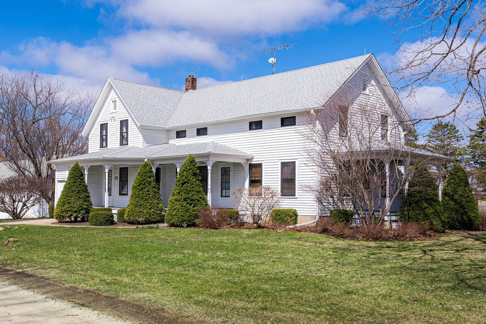 23659 Malta Road Malta, IL 60150 - Photo 4 of 111 a front view of a house with garden
