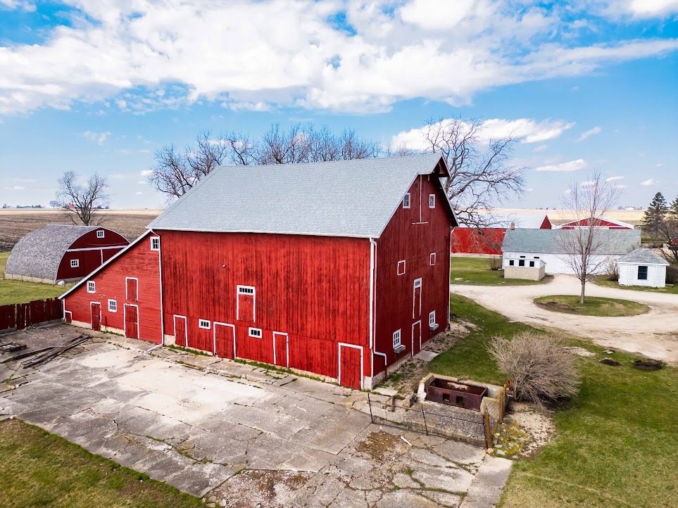23659 Malta Road Malta, IL 60150 - Photo 100 of 111 a view of a backyard with sitting area