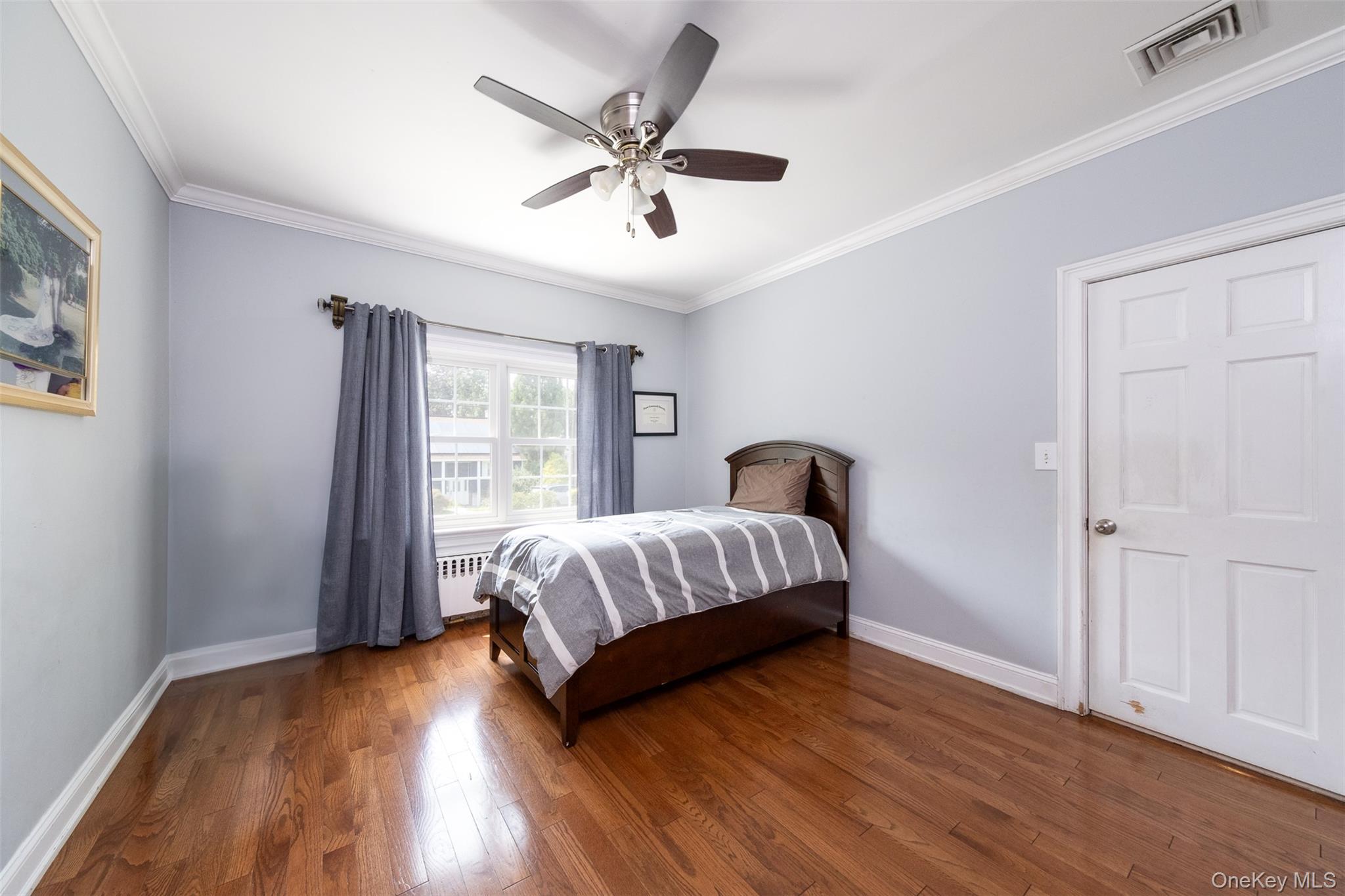 982 Split Rock Road Pelham, NY 10803 - Photo 18 of 33 a spacious bedroom with a bed and a window