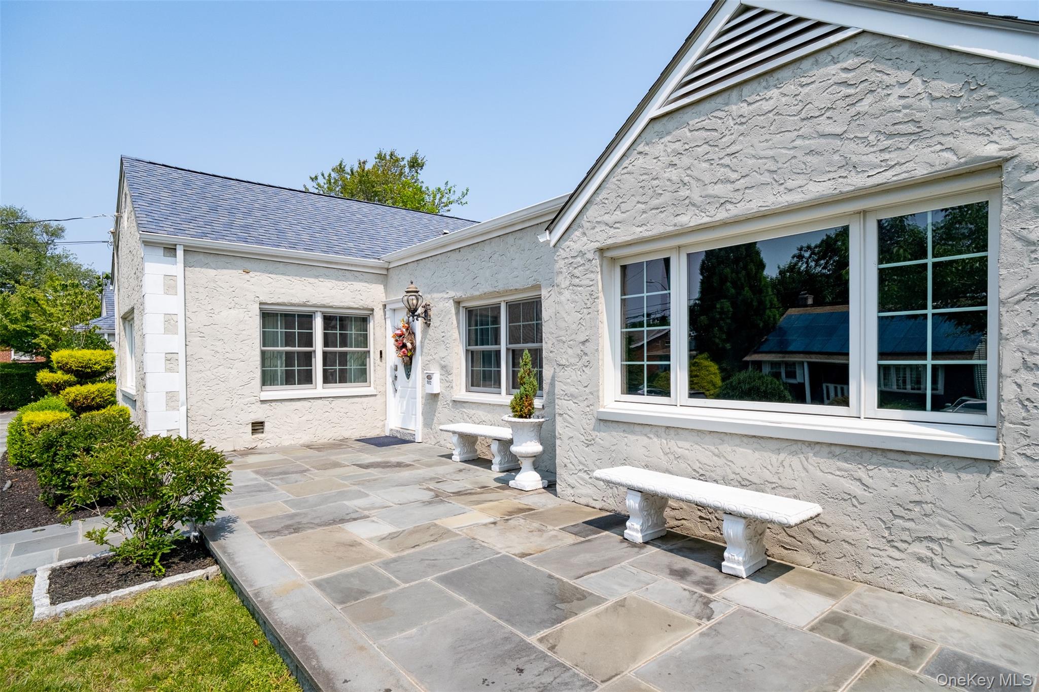 982 Split Rock Road Pelham, NY 10803 - Photo 24 of 33 a view of a house with sitting area