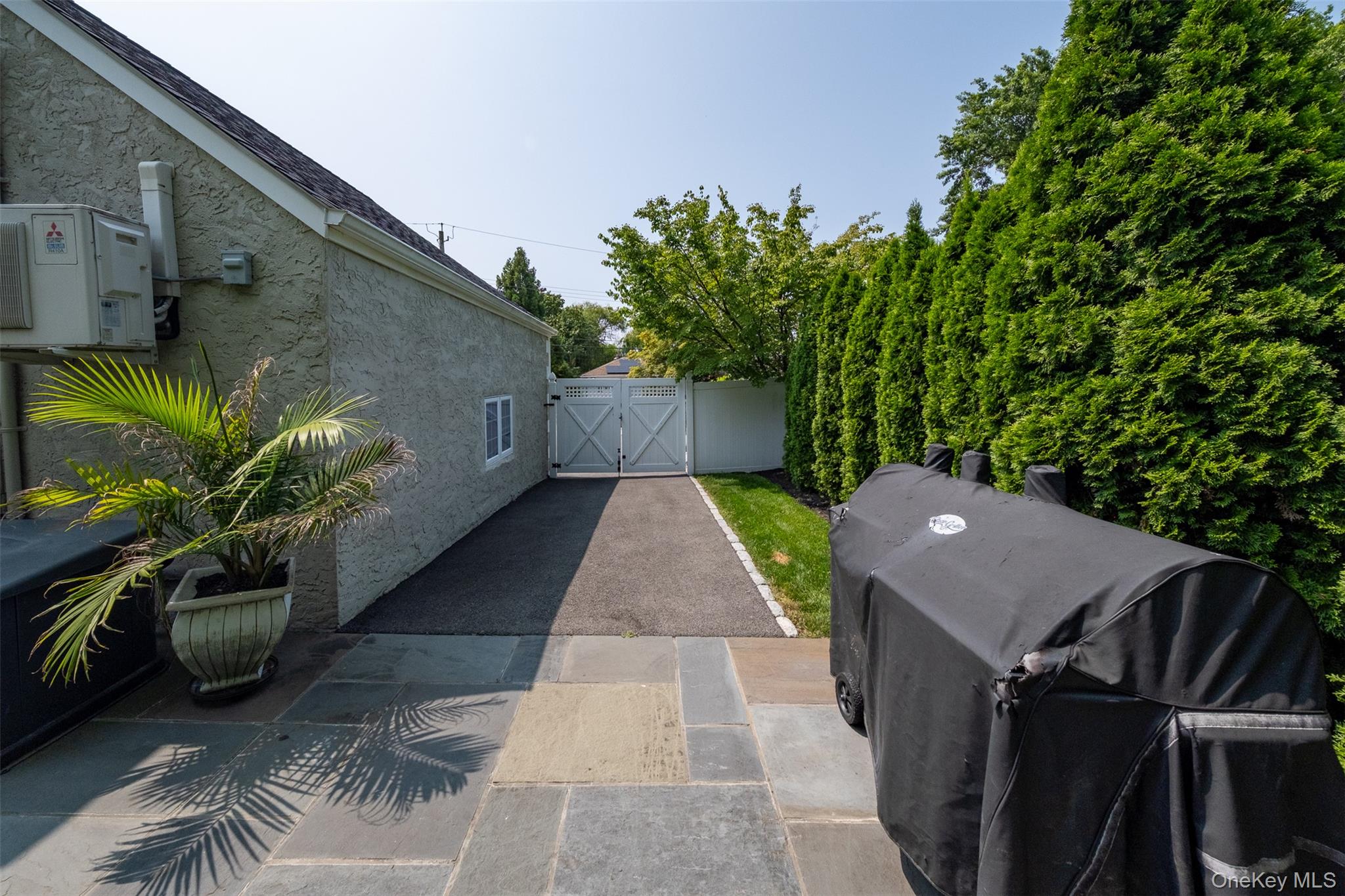 982 Split Rock Road Pelham, NY 10803 - Photo 27 of 33 a backyard of a house with lots of green space