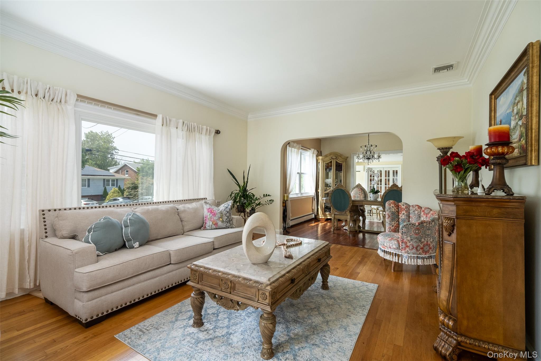982 Split Rock Road Pelham, NY 10803 - Photo 4 of 33 a living room with furniture and wooden floor