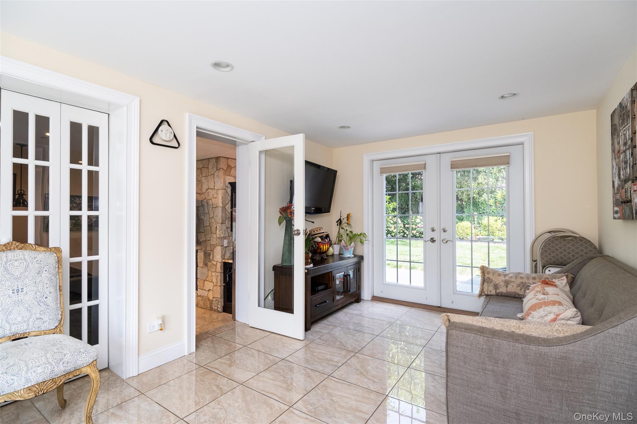 982 Split Rock Road Pelham, NY 10803 - Photo 9 of 33 a living room with furniture and large windows