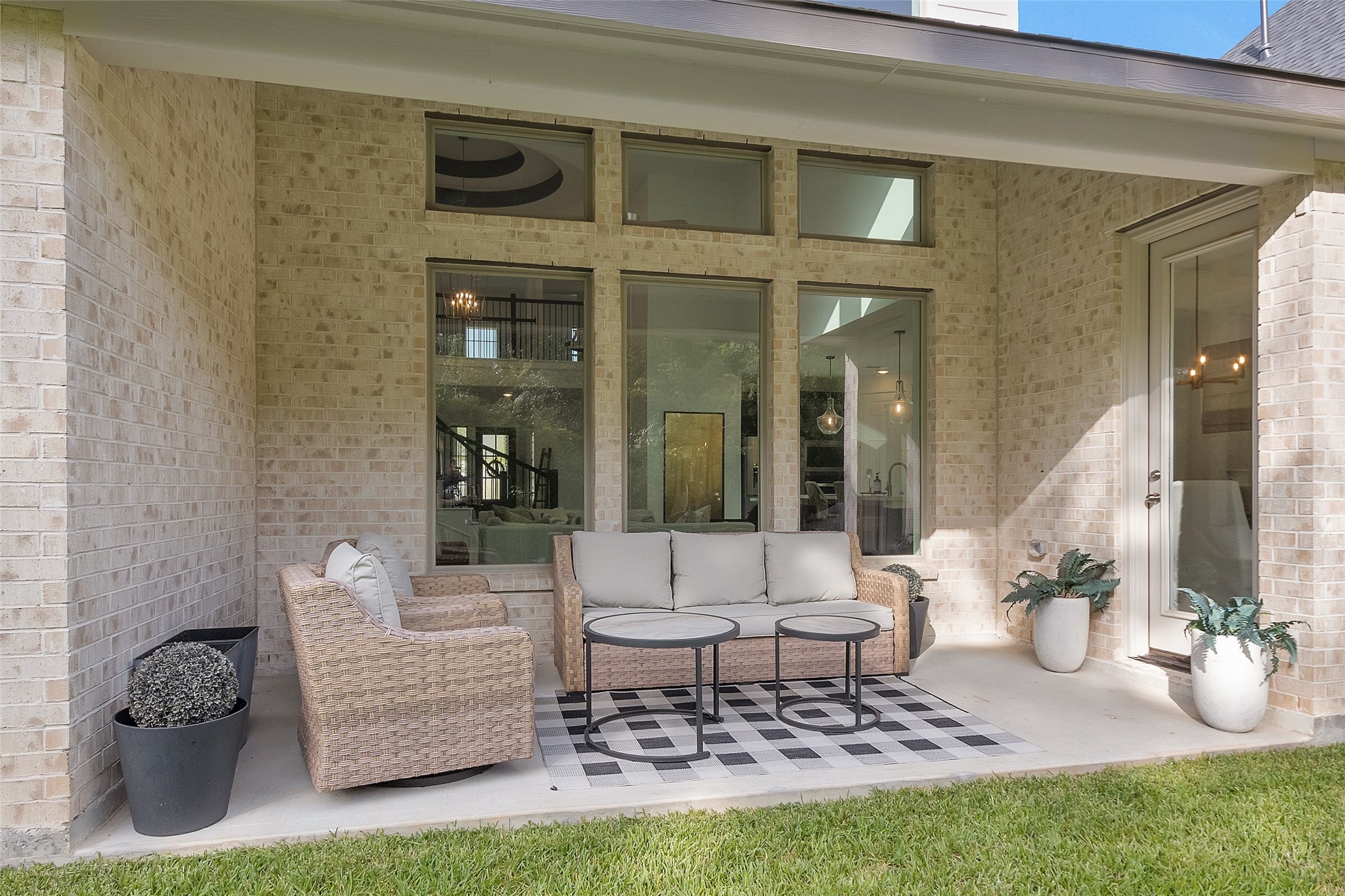 108 Stephens Rdg Lane Montgomery, TX 77316 - Photo 42 of 50 a living room with furniture and a potted plant