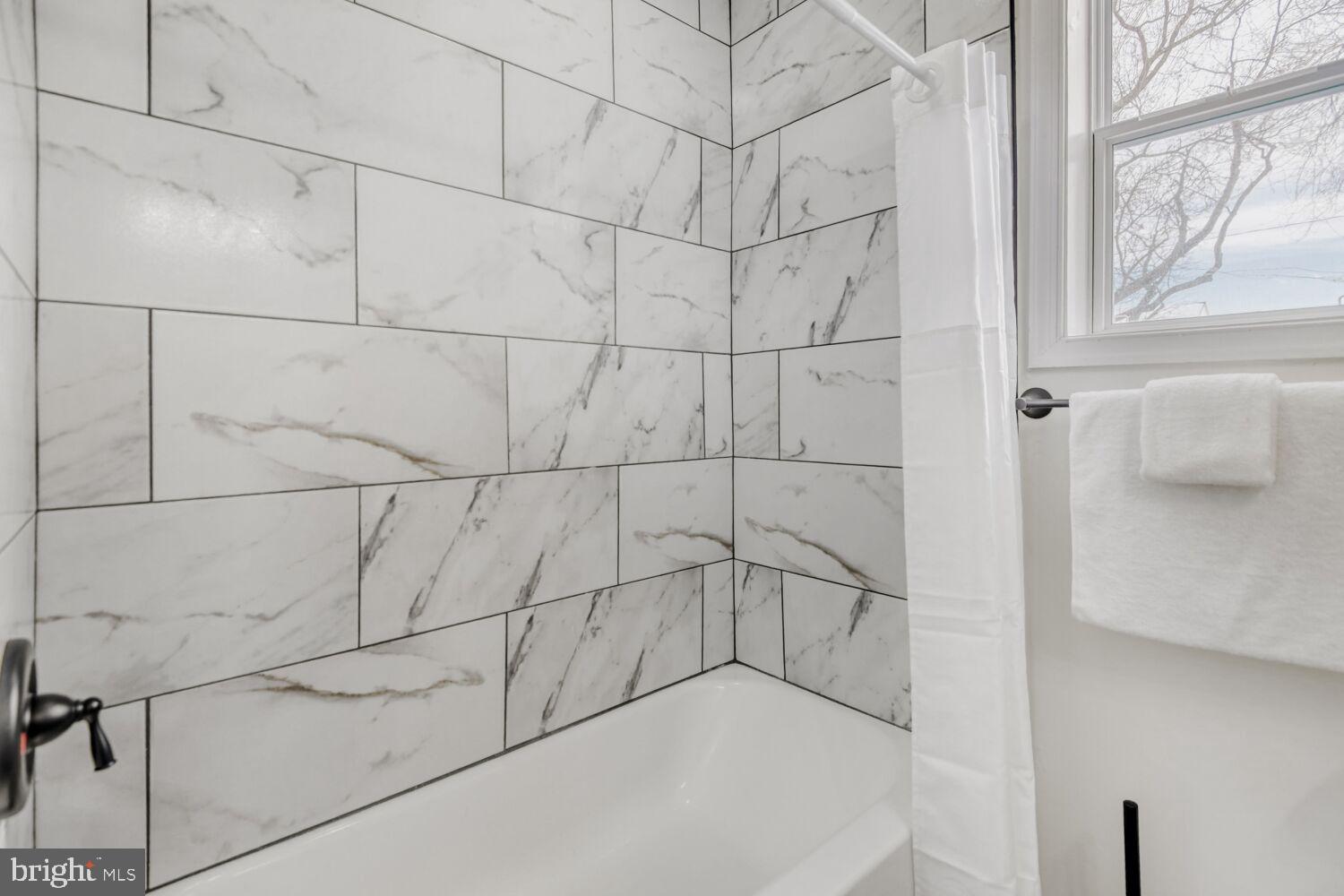 100 Shipway Dundalk, MD 21222 - Photo 23 of 28 a bathroom with a bathtub