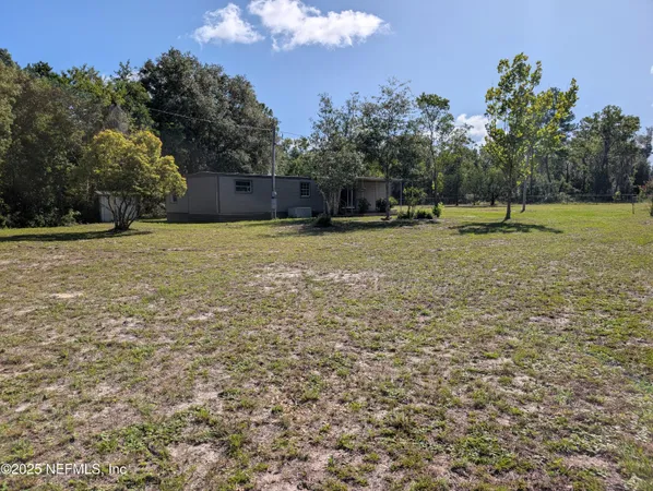 a view of a backyard