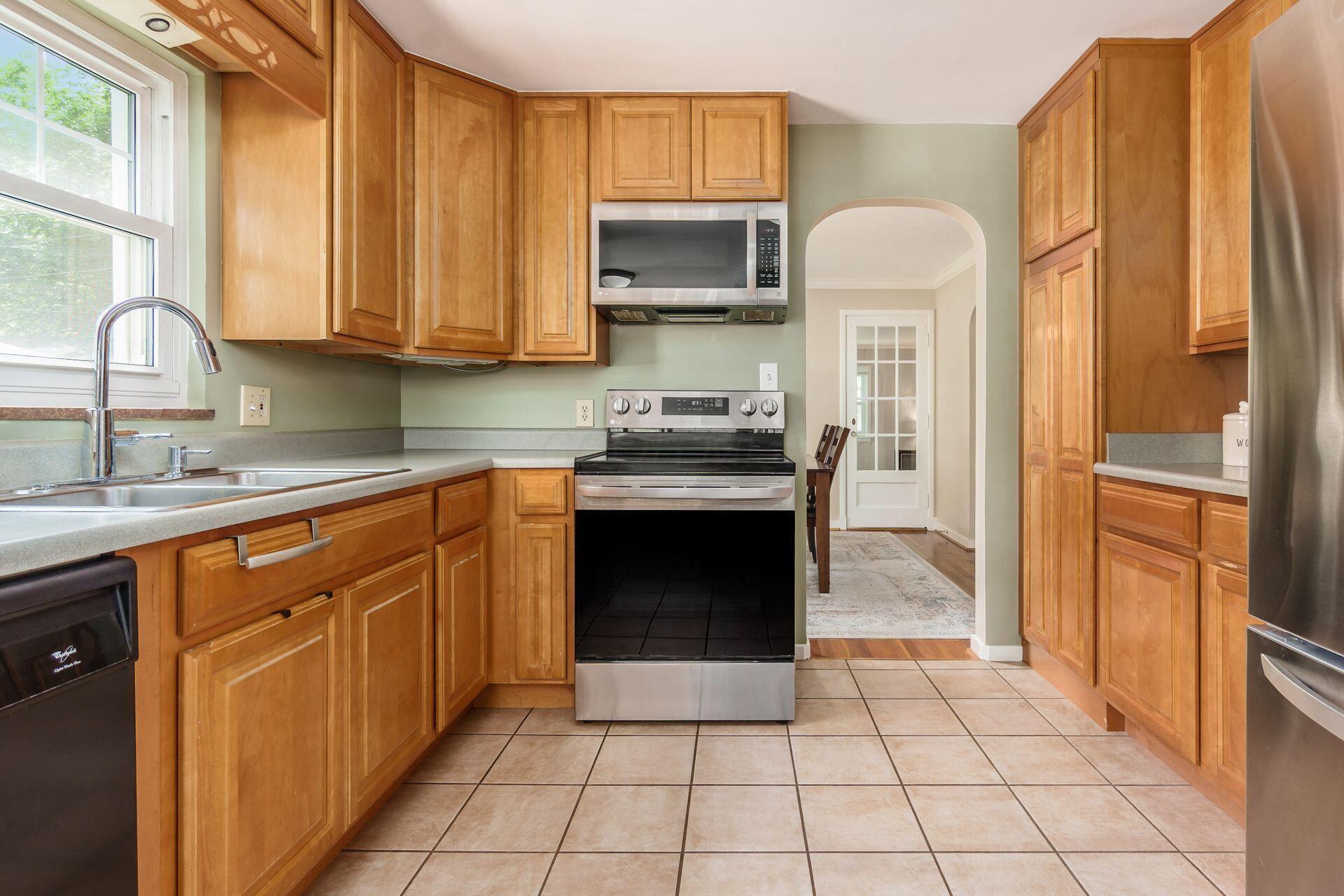 2008 Edgemont Road North Columbus, OH 43212 - Photo 23 of 60 Kitchen