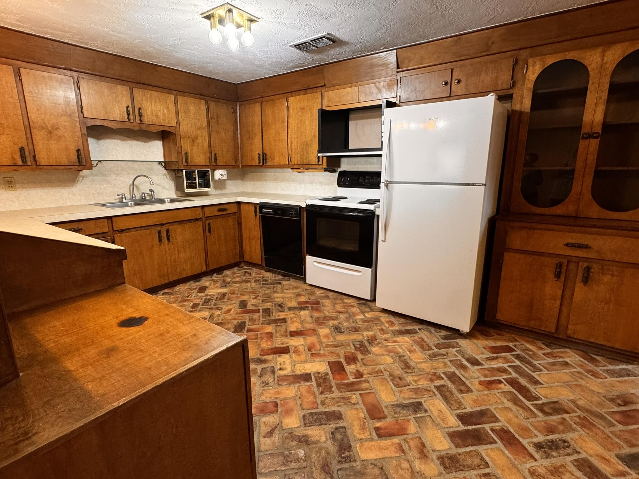 1604 Ennis Street Plainview, TX 79072 - Photo 11 of 29 IMG_7444