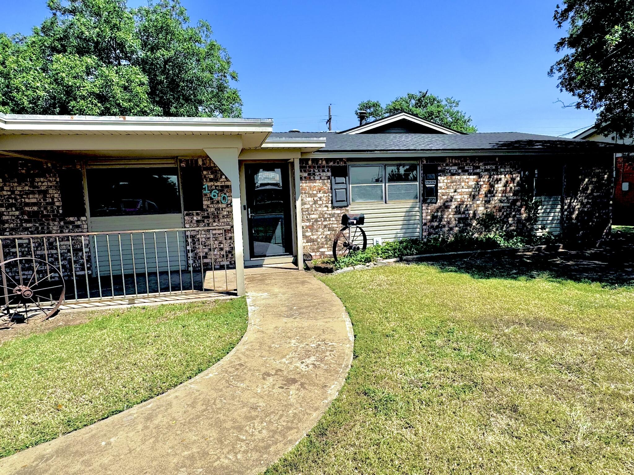 1604 Ennis Street Plainview, TX 79072 - Photo 2 of 29 IMG_7401