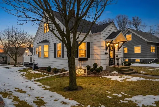 $284,000 | 1402 Dodge Street, Kewaunee, WI 54216