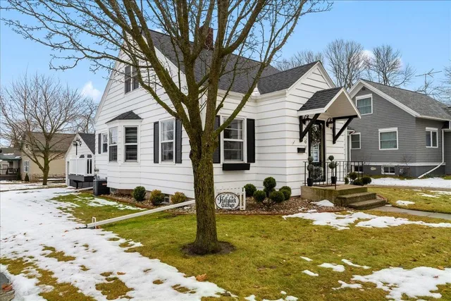 $284,000 | 1402 Dodge Street, Kewaunee, WI 54216