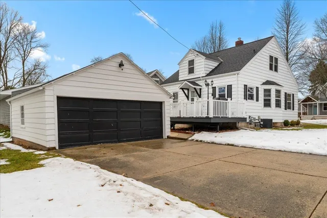 $284,000 | 1402 Dodge Street, Kewaunee, WI 54216