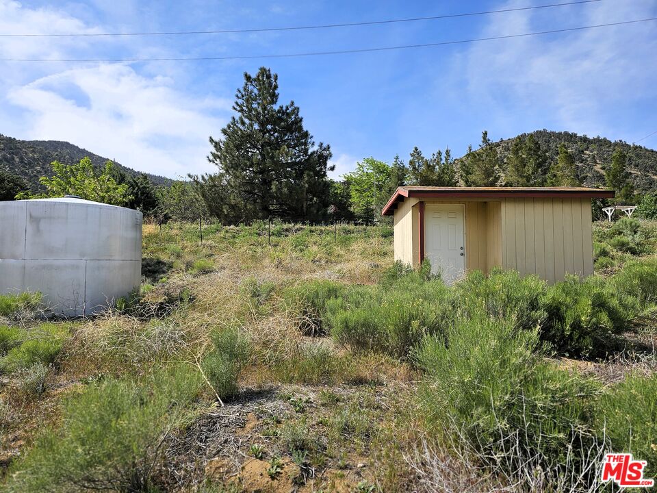 22505 Valley View Drive Tehachapi, CA 93561 - Photo 2 of 28 a view of a yard with an outdoor space