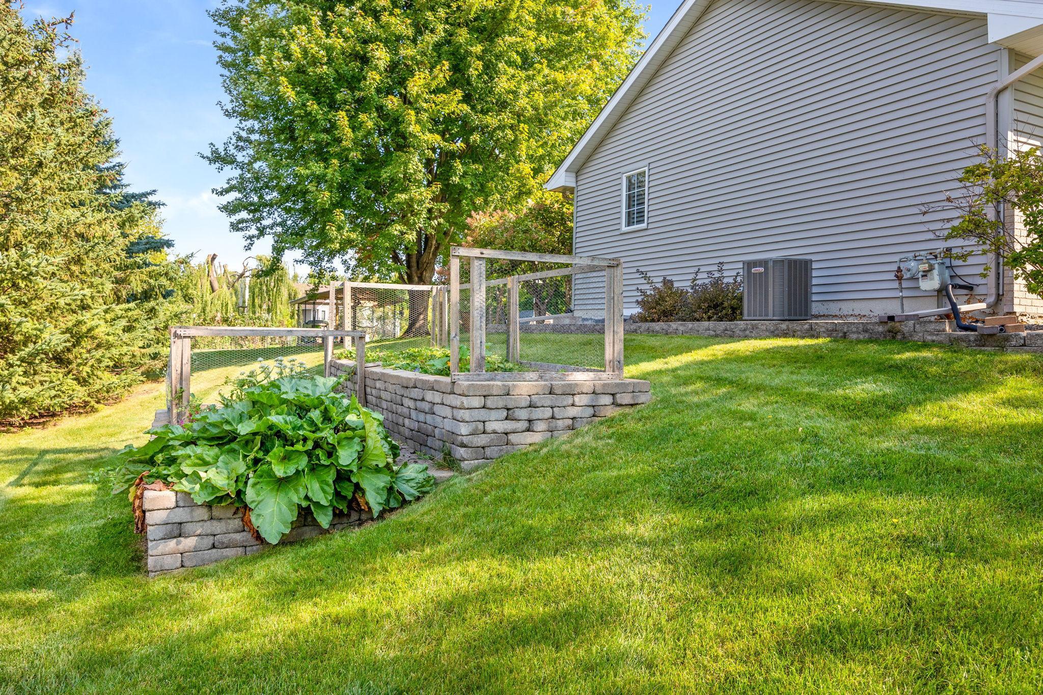 1748 Valley Ridge Place Chanhassen, MN 55317 - Photo 32 of 35 Gallery Image 32