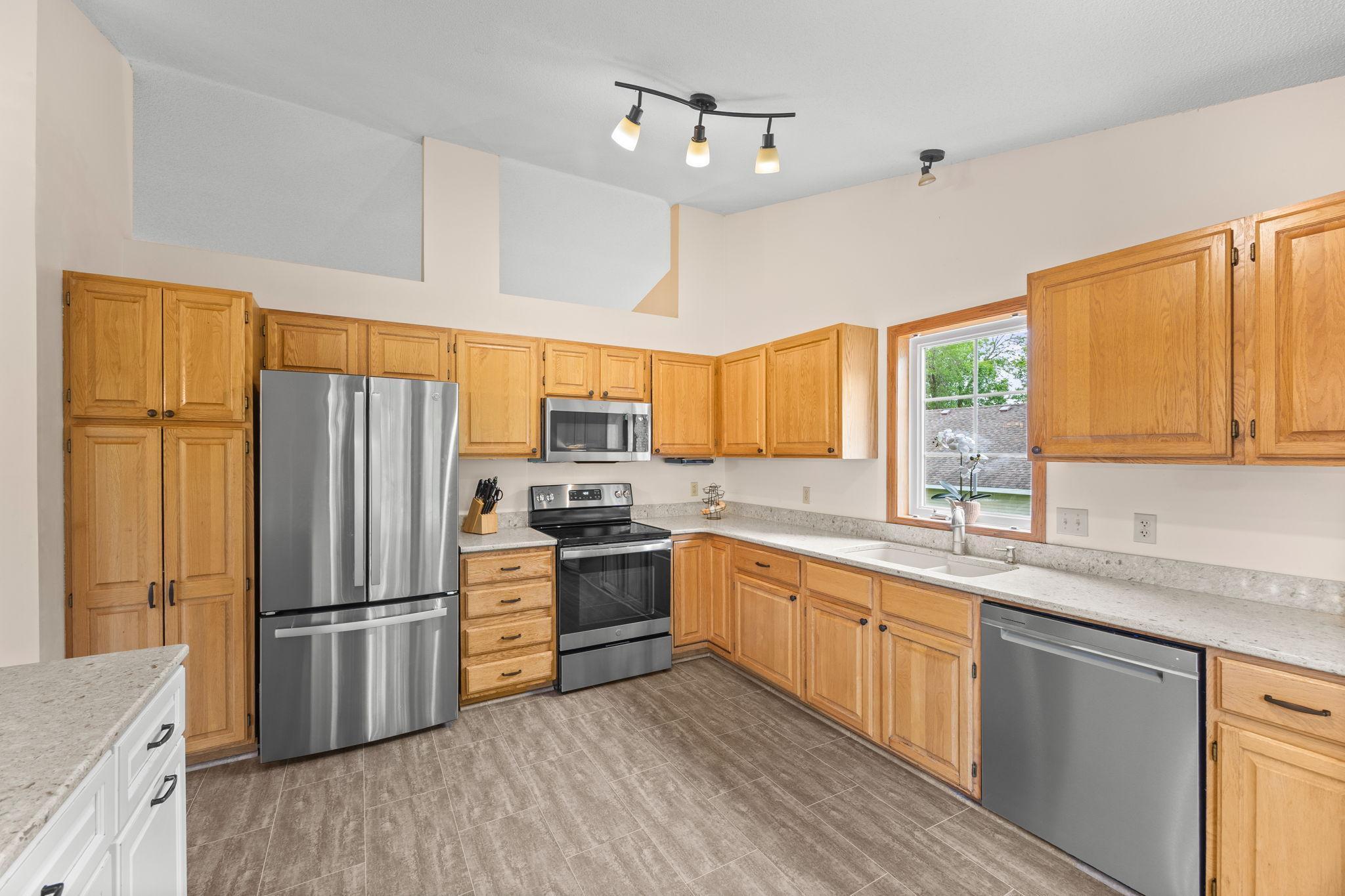 1748 Valley Ridge Place Chanhassen, MN 55317 - Photo 7 of 35 Gallery Image 7