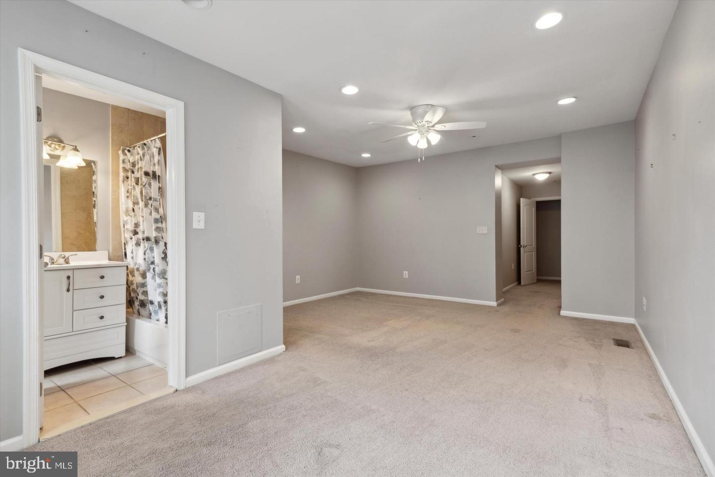 116 Dawson Street Philadelphia, PA 19127 - Photo 8 of 14 Spacious, light-filled living area.