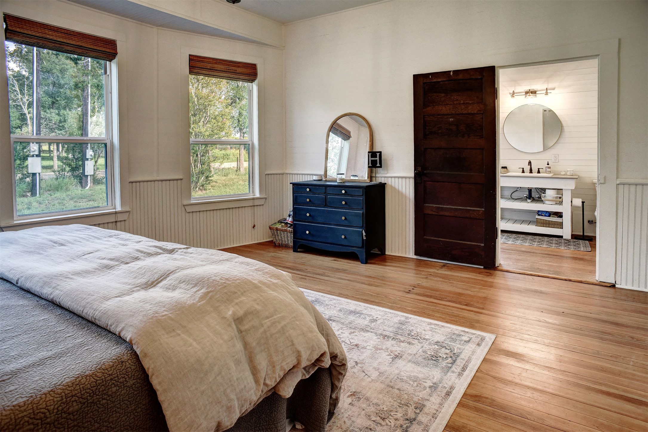 141 Grassyville Road Paige, TX 78659 - Photo 10 of 34 a bedroom with a bed and a dresser