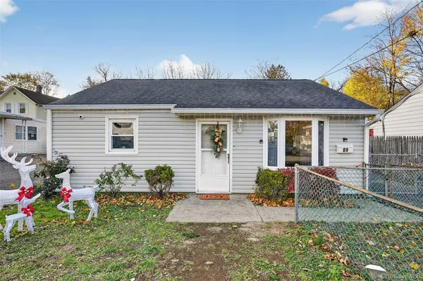 a view of a house with yard