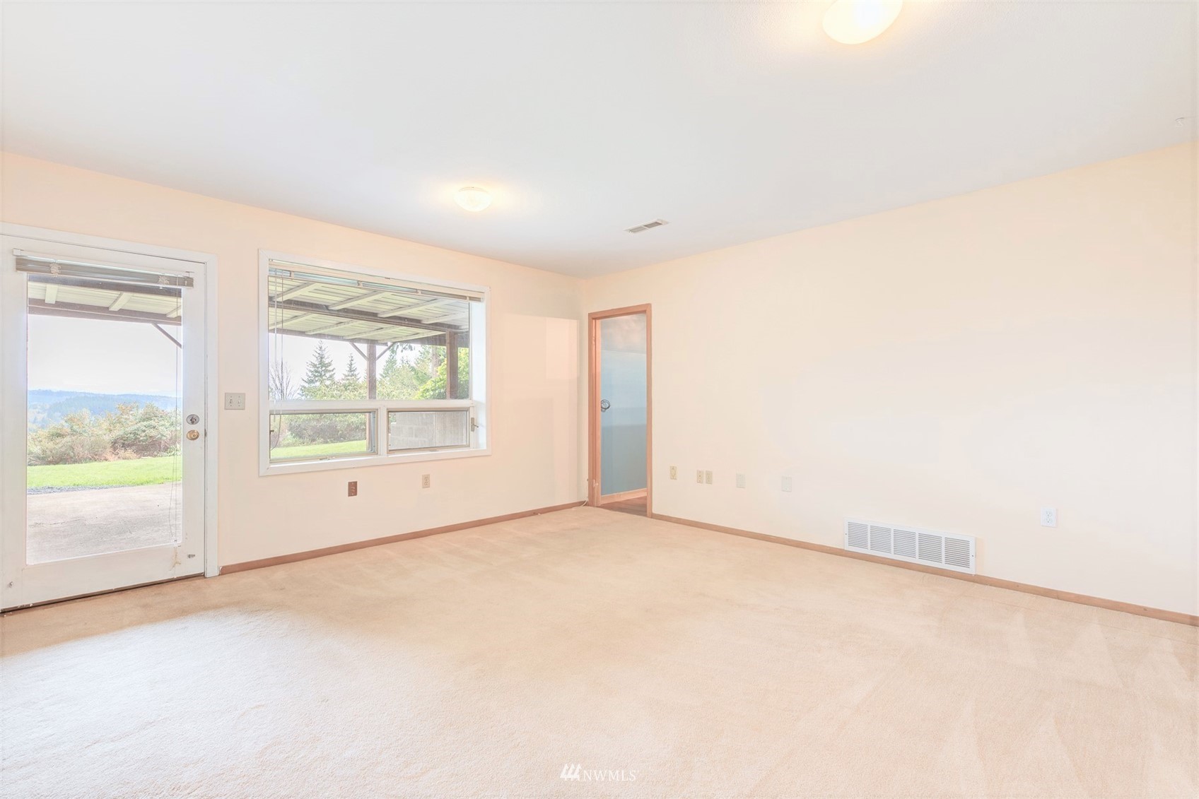 10029 Wagner Road Snohomish, WA 98290 - Photo 24 of 40 an empty room with windows