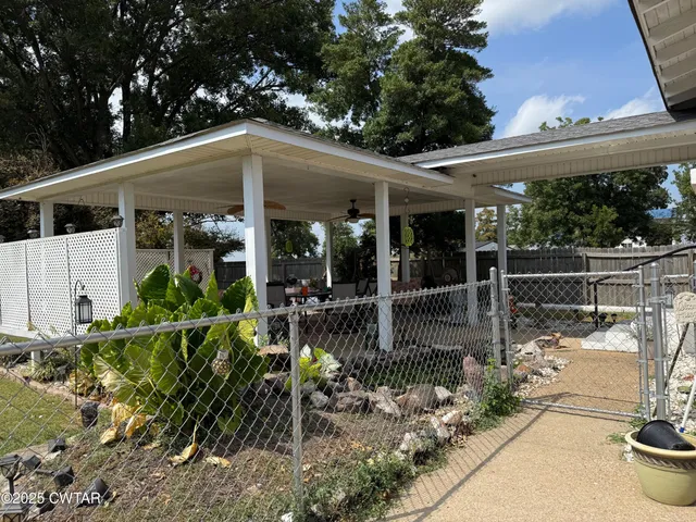 a view of house with a yard