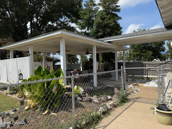a view of house with a yard