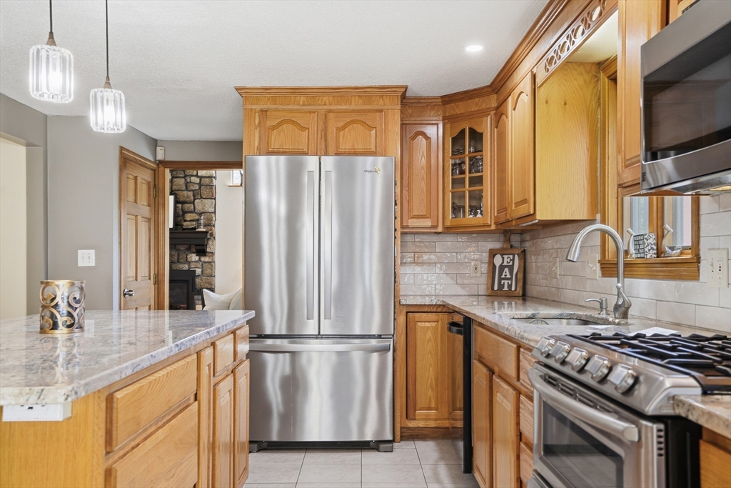 208 Chapman Road Tewksbury, MA 01876 - Photo 8 of 42 Gallery Image 8