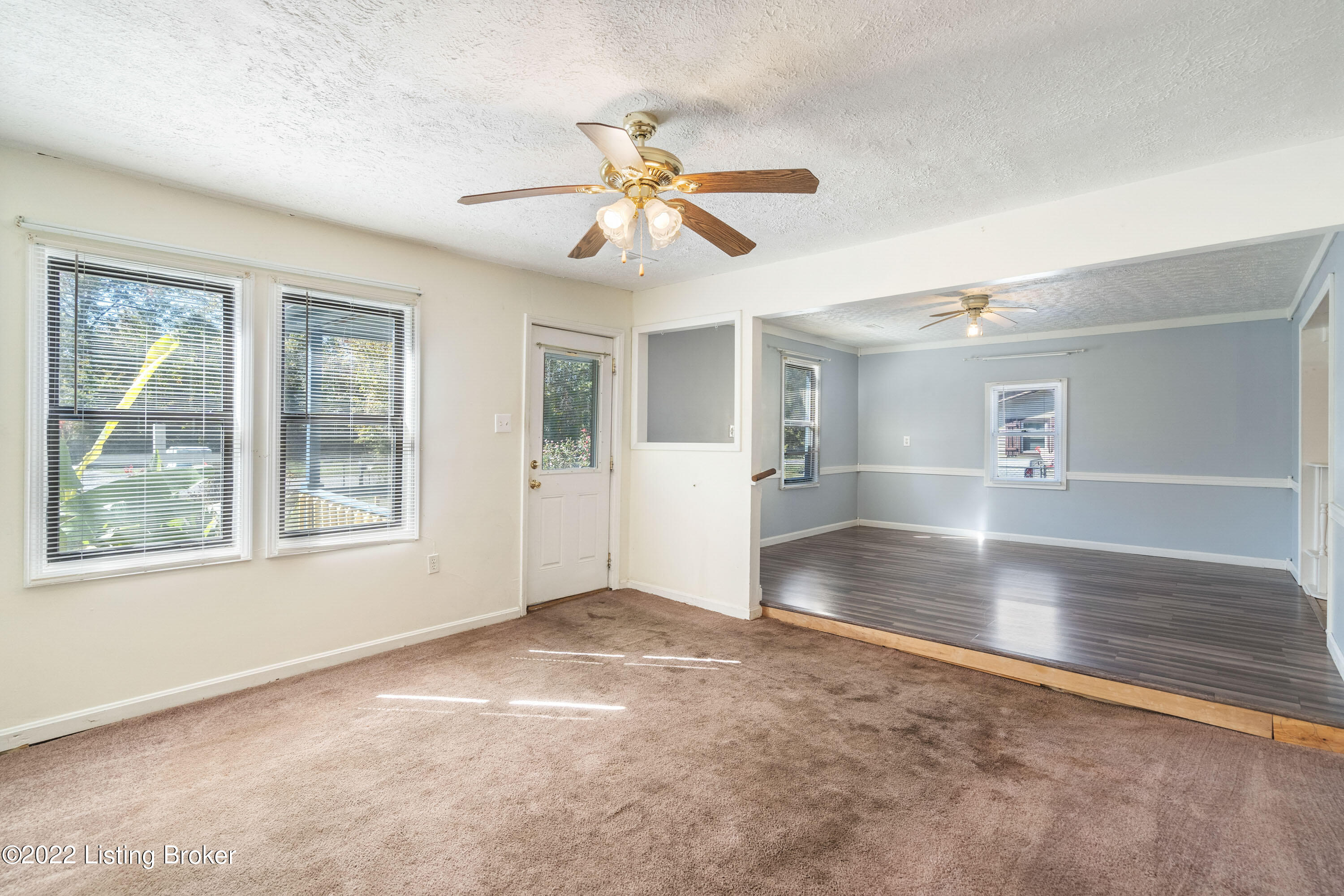 350 Raymond Road Shepherdsville, KY 40165 - Photo 4 of 41 Living Room
