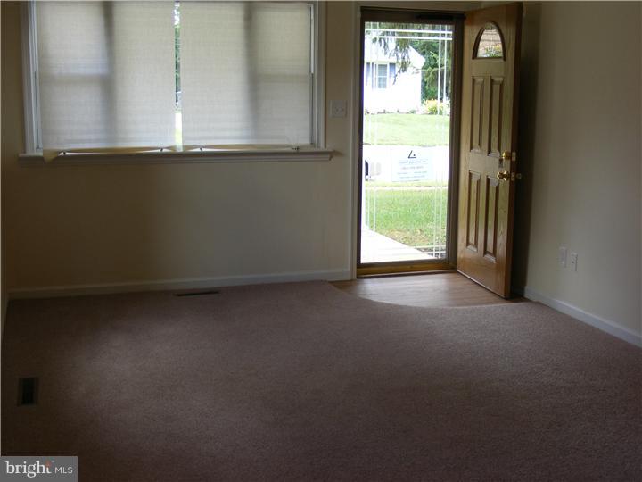 43 Chelwynne Road New Castle, DE 19720 - Photo 3 of 16 Living Room