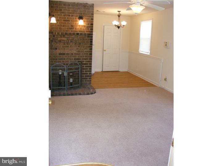 43 Chelwynne Road New Castle, DE 19720 - Photo 4 of 16 Living Room