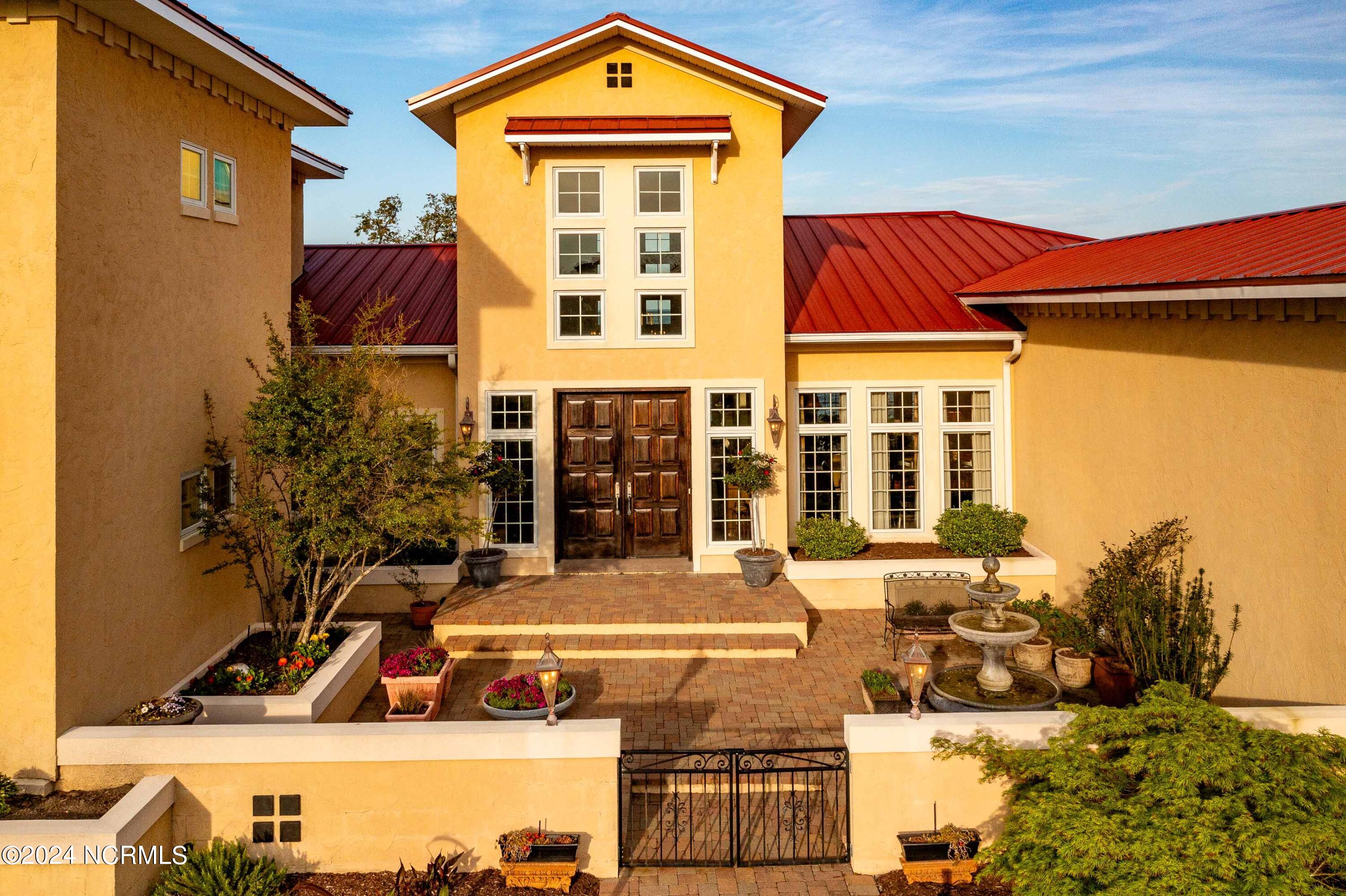 6054 Dolphin Road Oriental, NC 28571 - Photo 4 of 76 Courtyard Entry