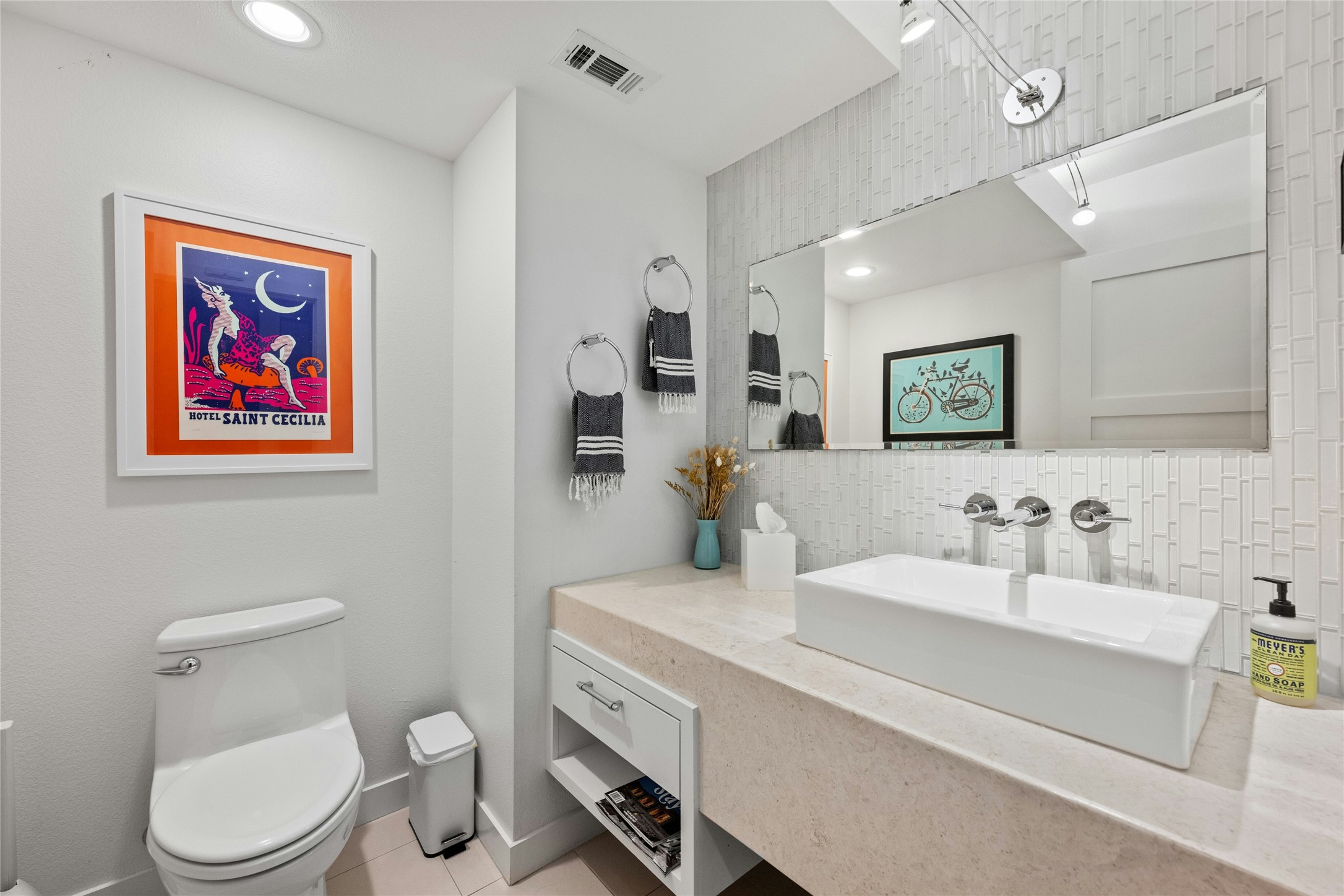 2409 East Side Drive Austin, TX 78704 - Photo 27 of 40 a bathroom with a toilet a sink and mirror