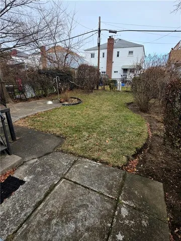 a view of a back yard